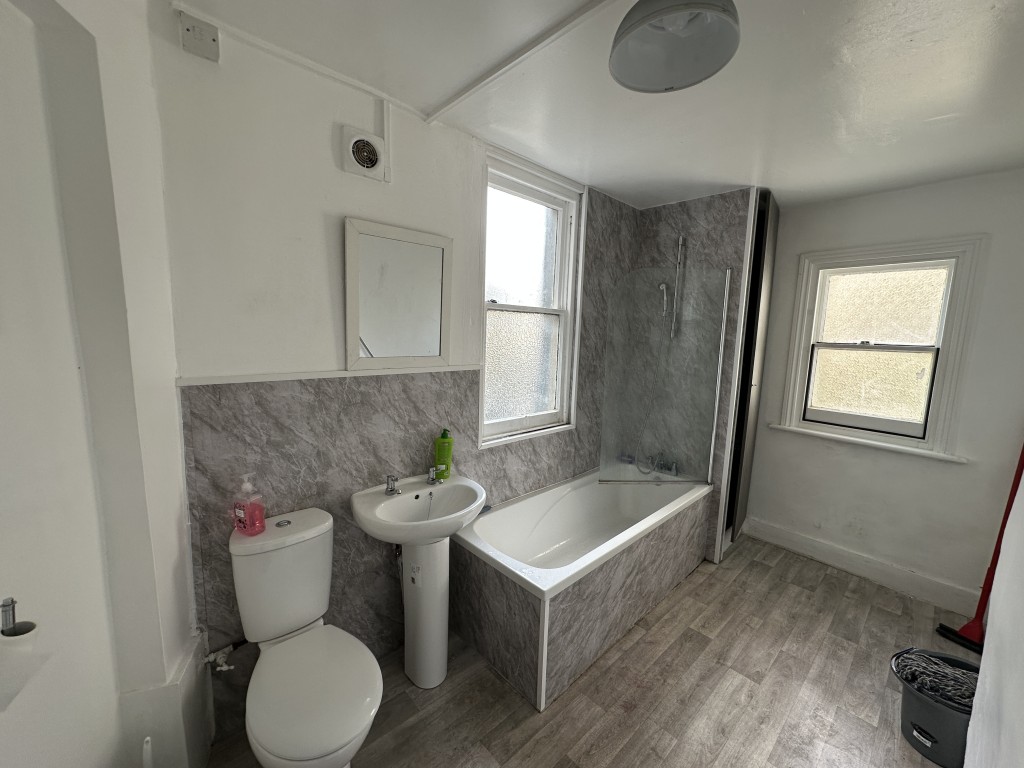 Lot: 79 - MIXED FREEHOLD RESIDENTIAL AND COMMERCIAL INVESTMENT - Flat 2, 56 Kings Road Bathroom
